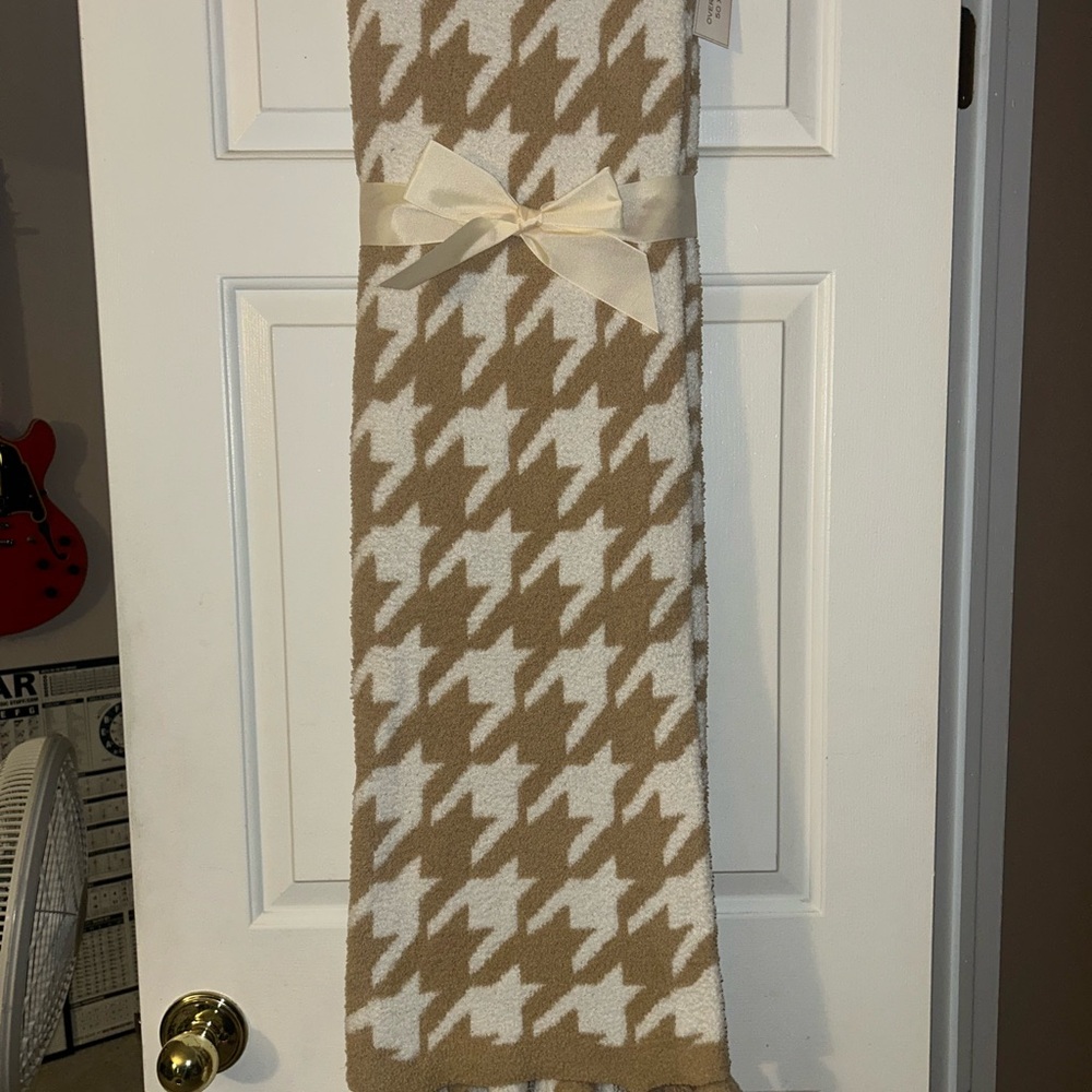 Oversized Cozy Houndstooth Throw Blanket with Tassels